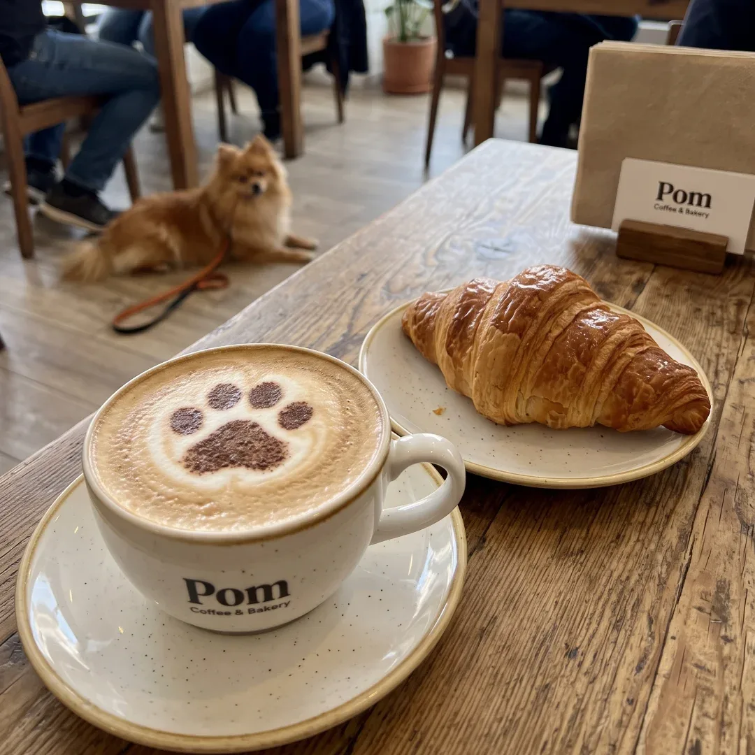 Café con leche y croissant